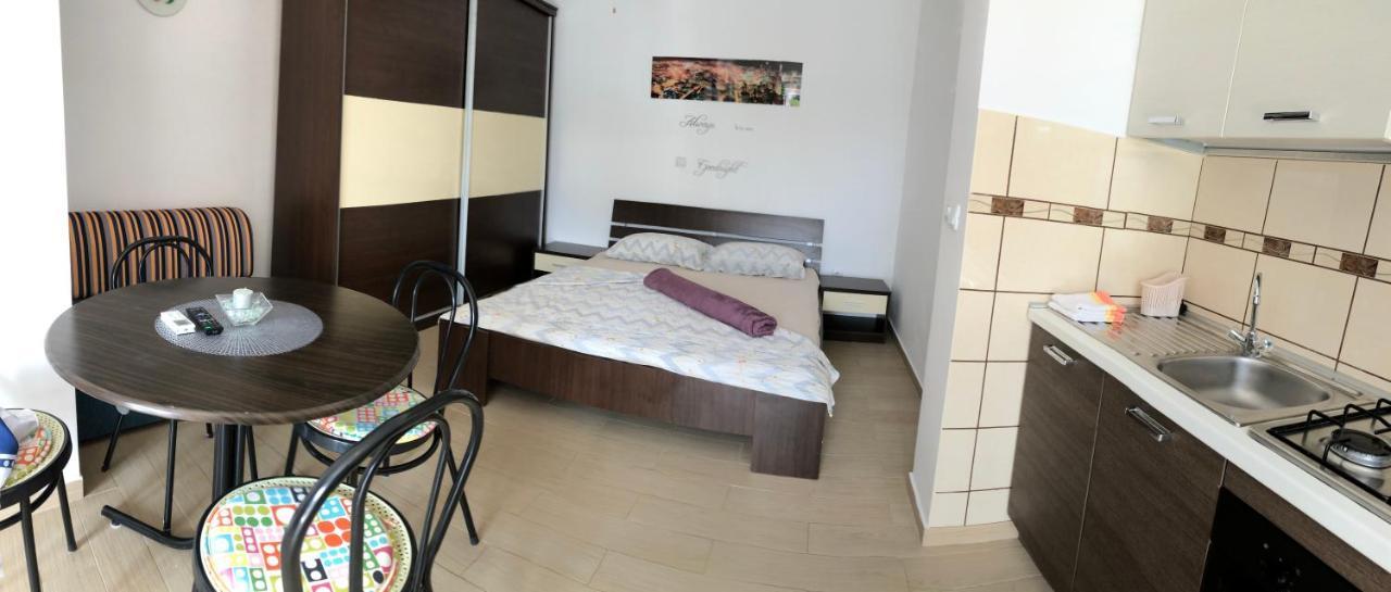 Apartmani Lovrencic Vrsi Exteriör bild
