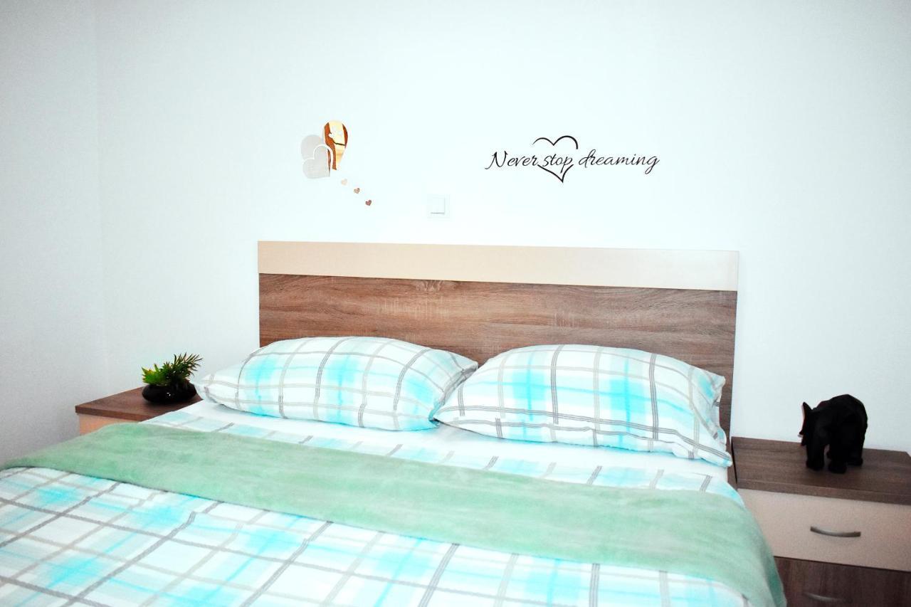Apartmani Lovrencic Vrsi Exteriör bild