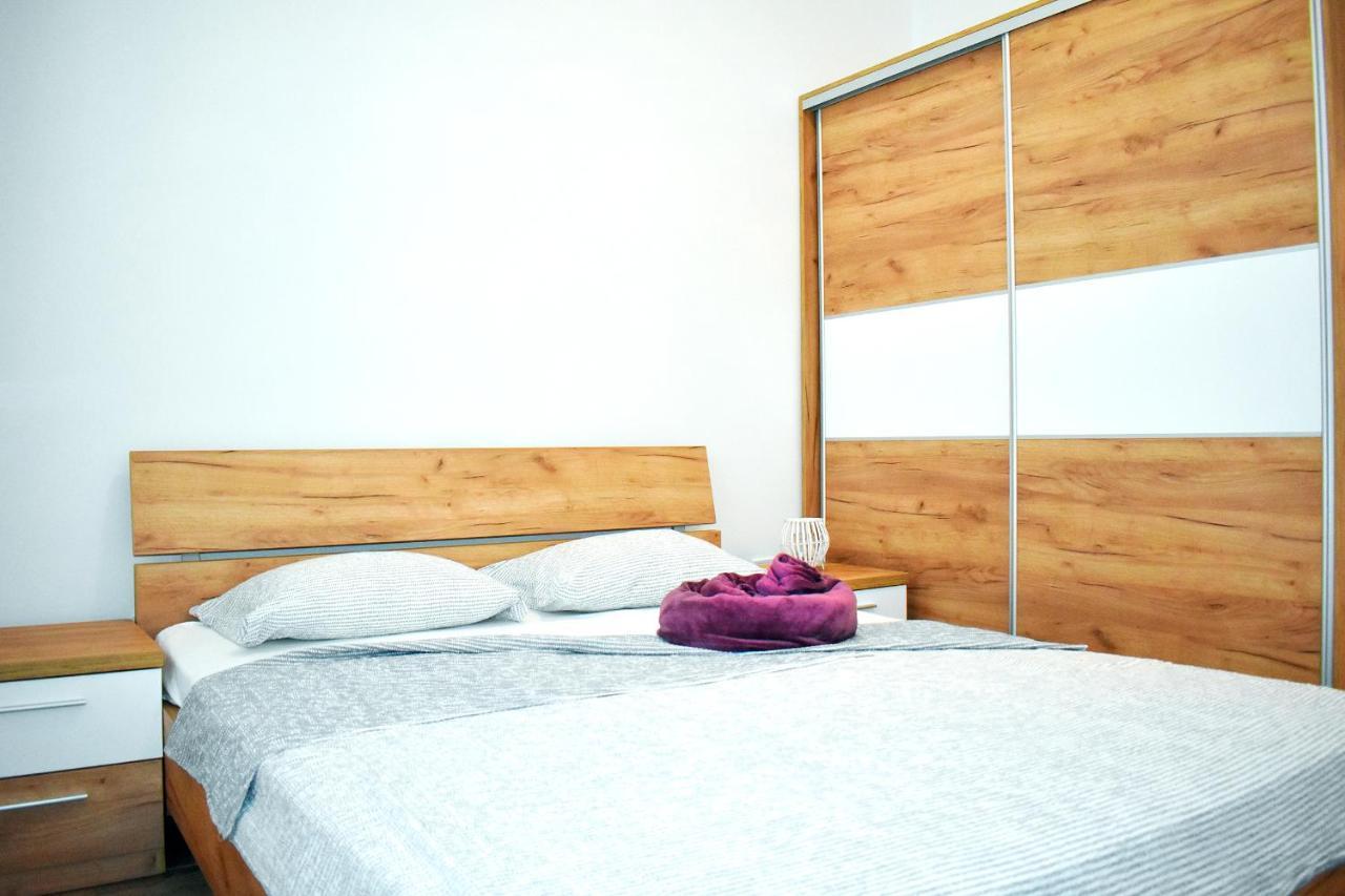 Apartmani Lovrencic Vrsi Exteriör bild