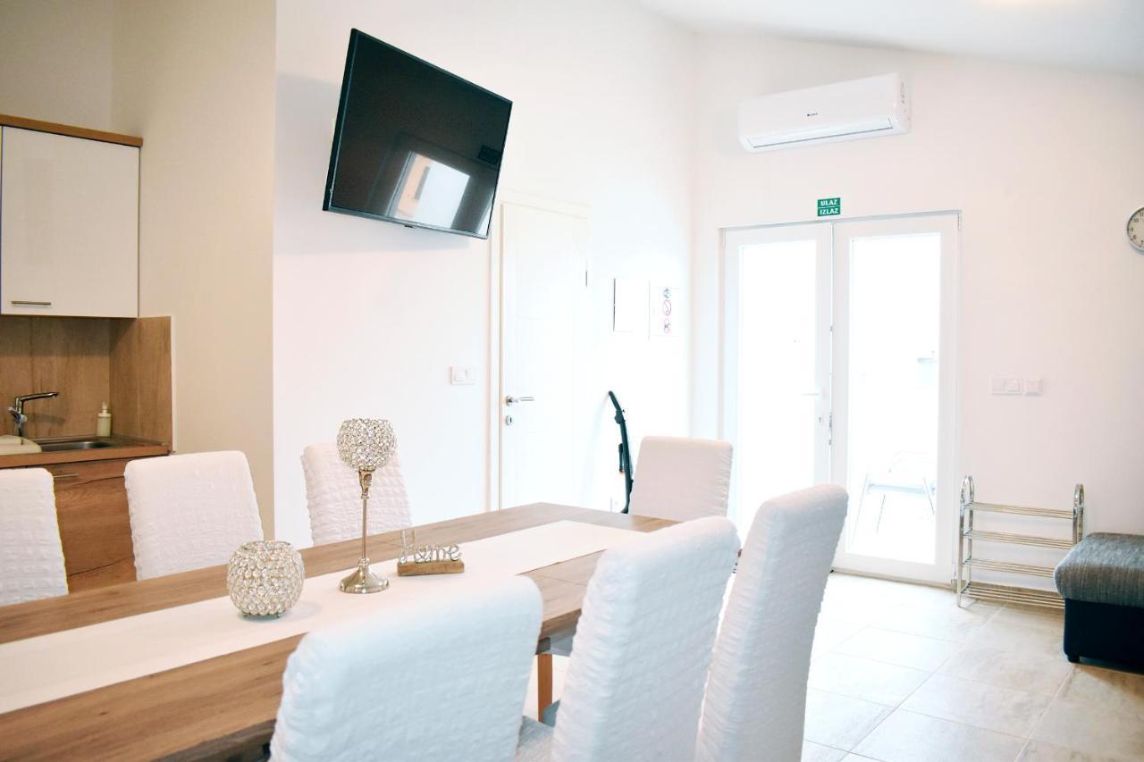 Apartmani Lovrencic Vrsi Exteriör bild