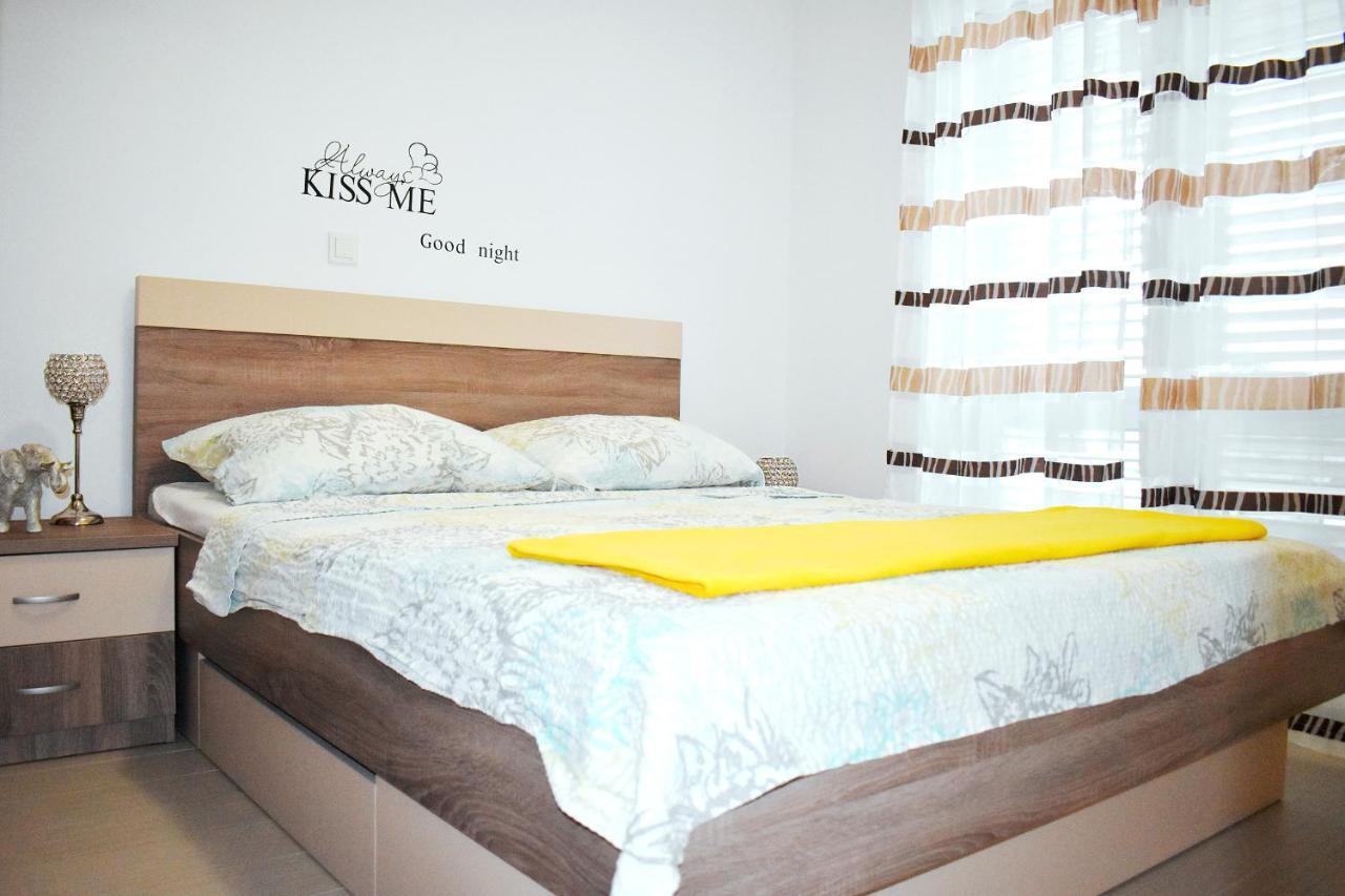 Apartmani Lovrencic Vrsi Exteriör bild