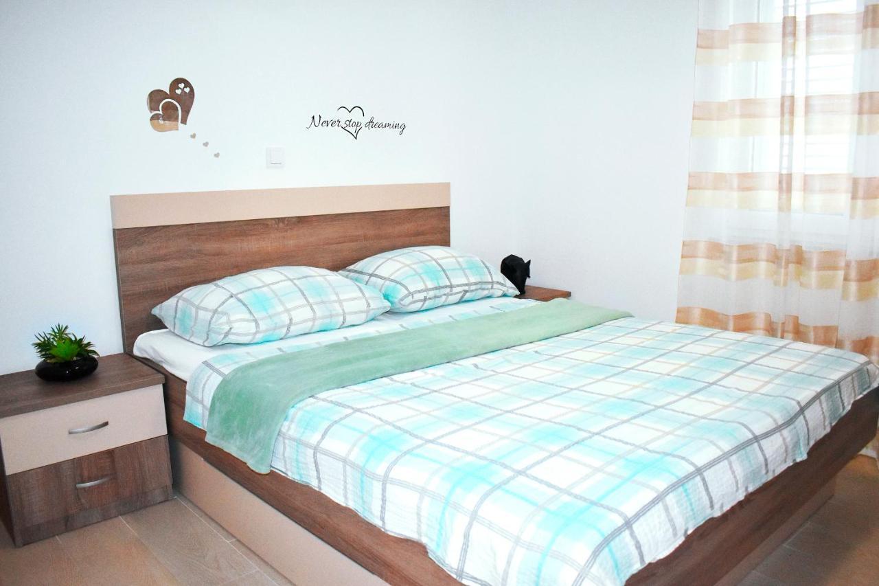 Apartmani Lovrencic Vrsi Exteriör bild