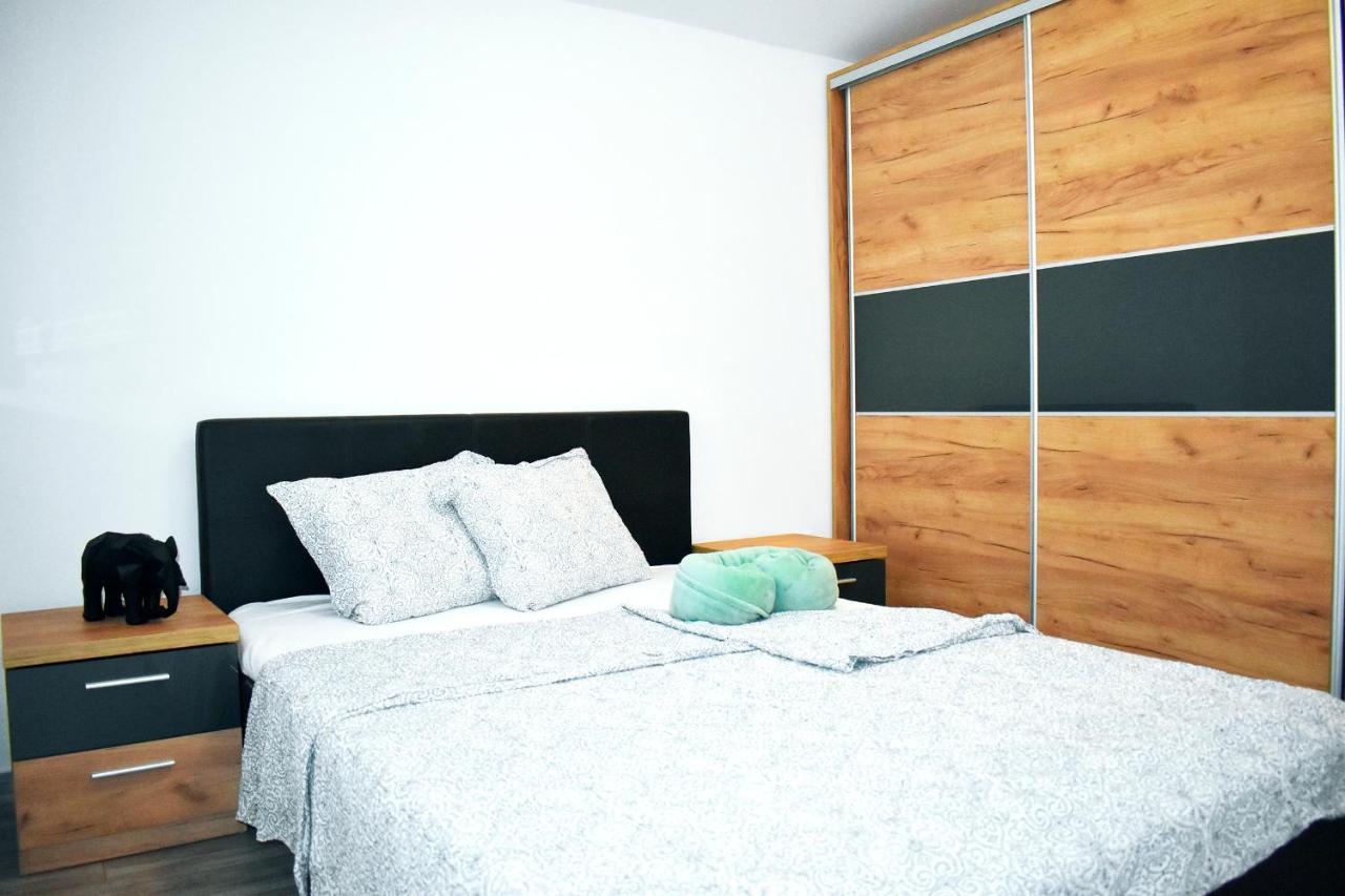 Apartmani Lovrencic Vrsi Exteriör bild