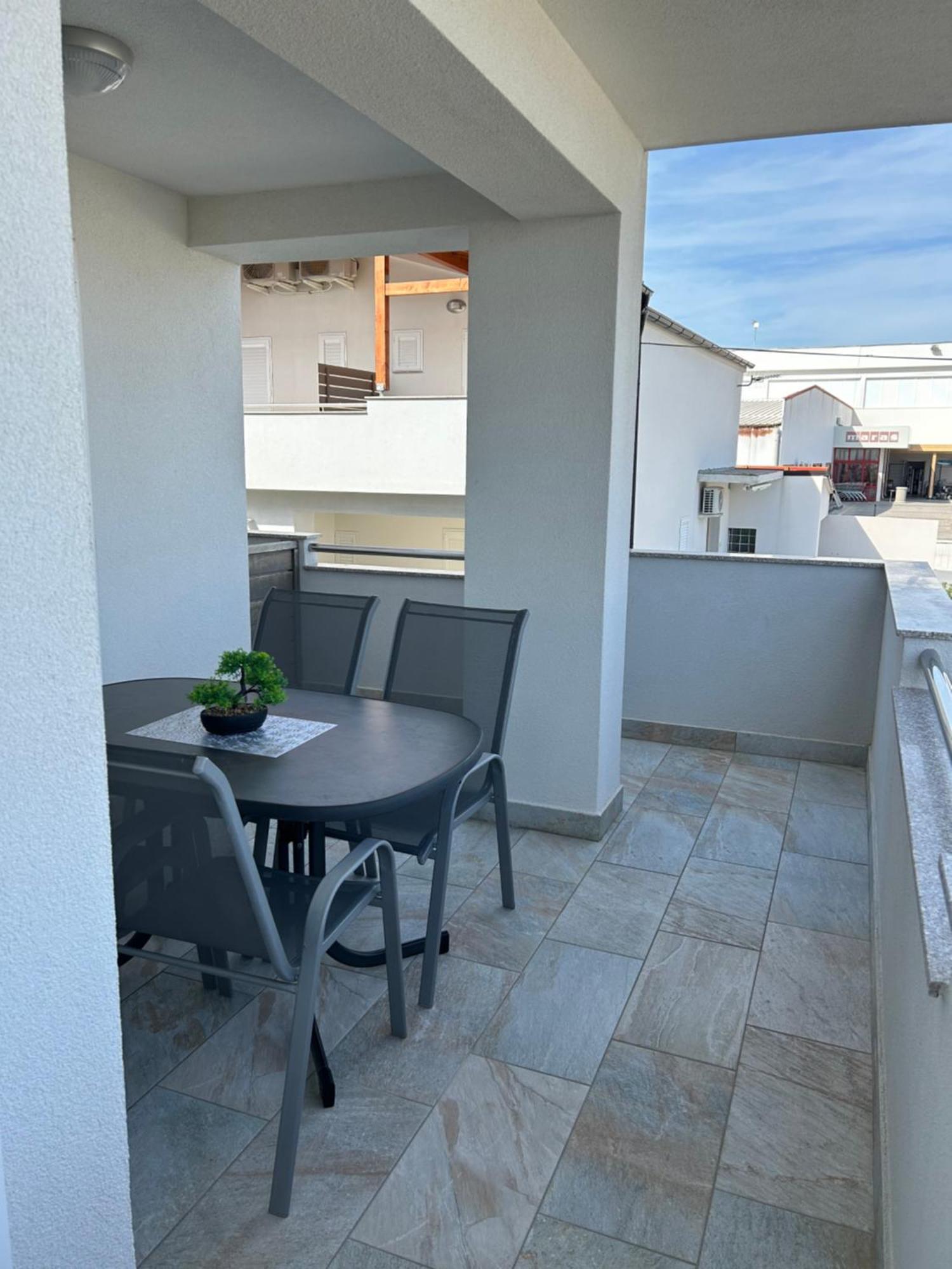 Apartmani Lovrencic Vrsi Exteriör bild