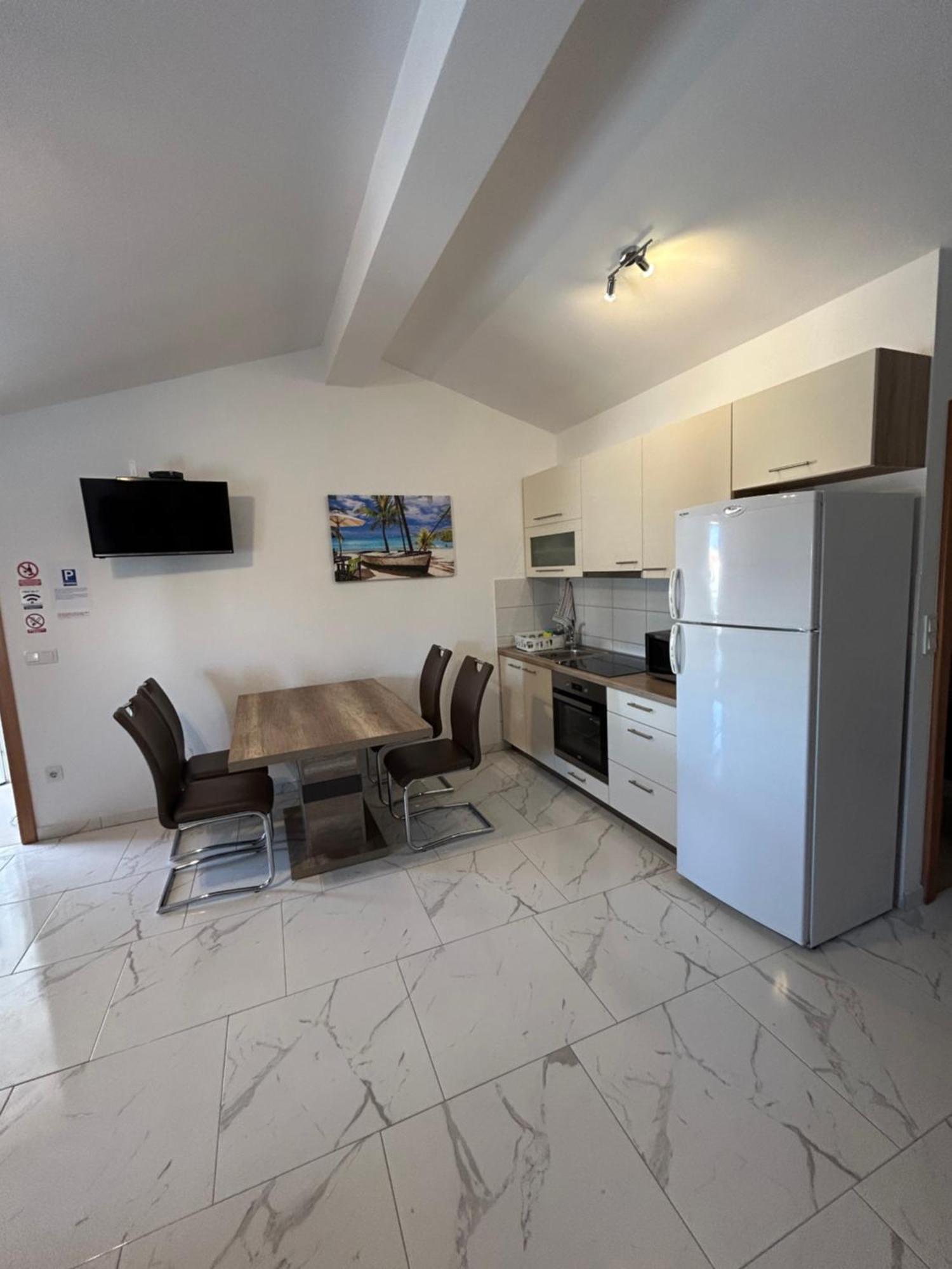 Apartmani Lovrencic Vrsi Exteriör bild